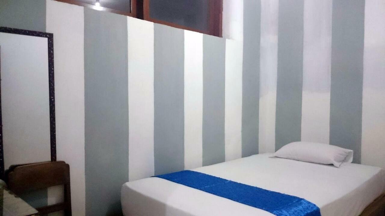 Isro Guesthouse Syariah Kepanjen Exterior photo