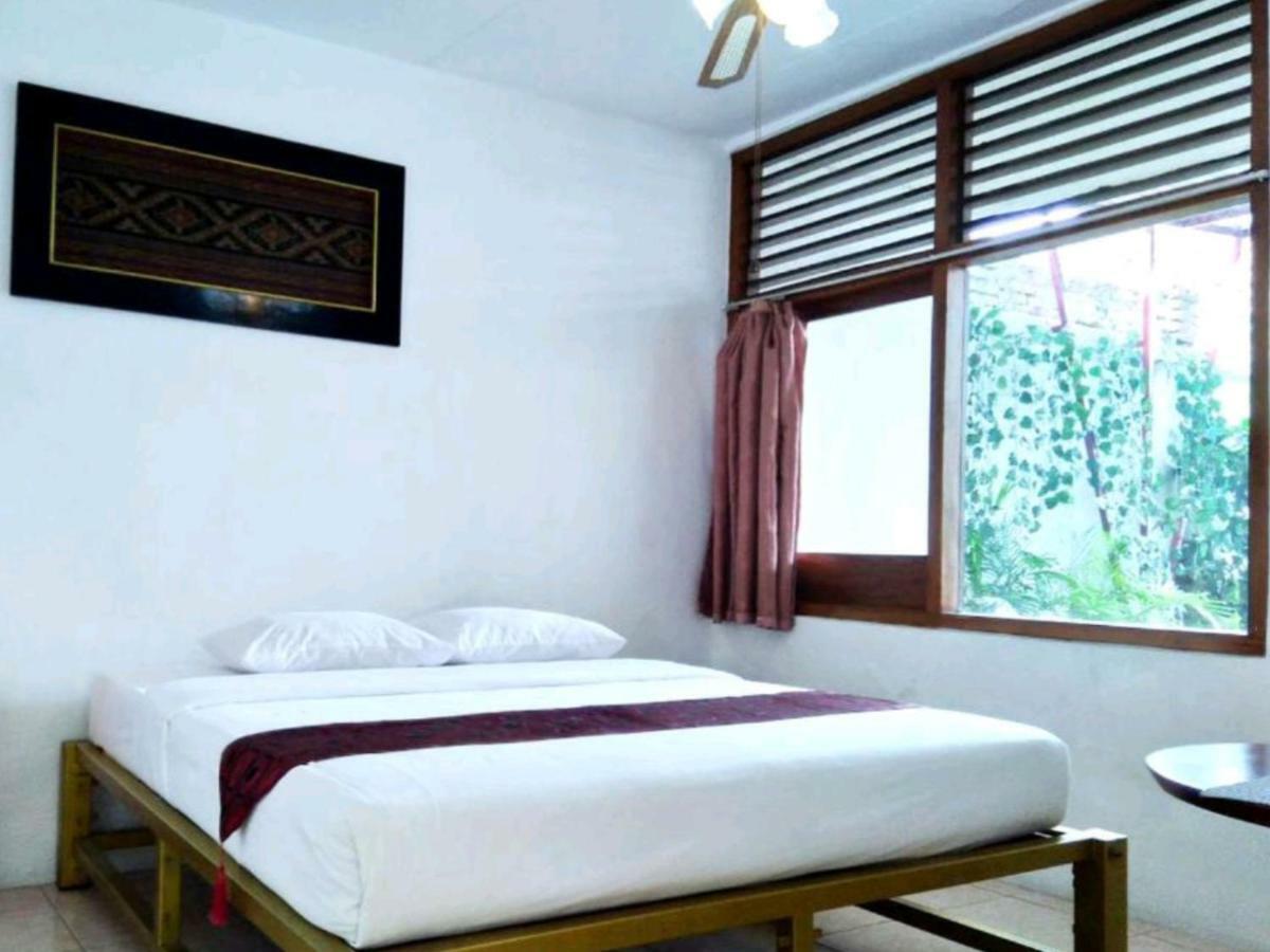 Isro Guesthouse Syariah Kepanjen Exterior photo